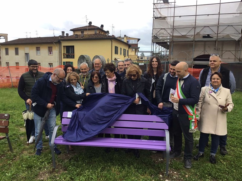 La panchina lilla arriva a Signa