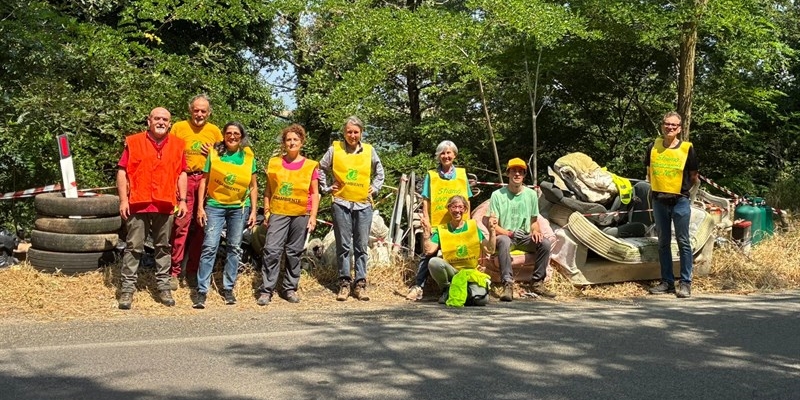 Gruppo con spazzatura