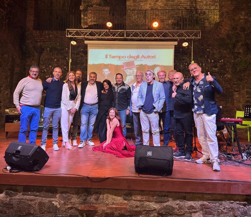 Il saluto finale dal palco