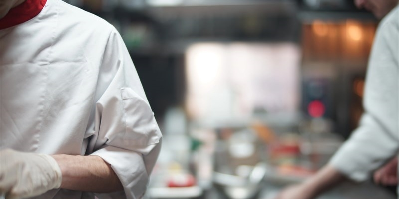 Entra nella nostra brigata di cucina: Monsignor della Casa cerca un Aiuto Cuoco per la stagione 2025