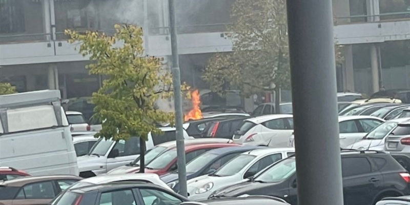 Auto in fiamme a Figline: attimi di paura nel parcheggio delle Poste 