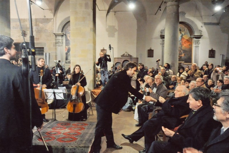 30 dicembre 2011. Concerto del “30 dicembre 1943”. Andrea Sardi prima del concerto ossequia il Maestro Bartolucci.   
