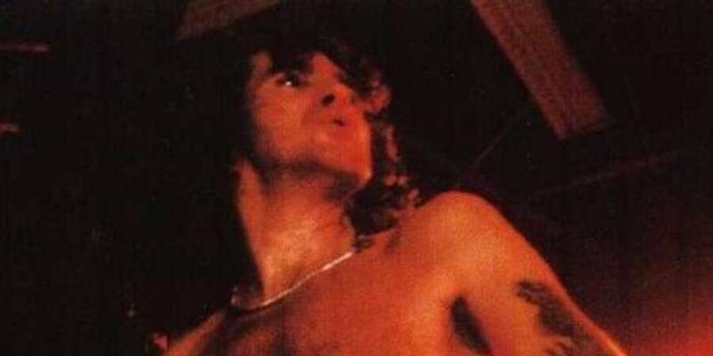 1980 - Bon Scott viene trovato morto. Nella foto durante un concerto a Grenoble nel dicembre 1979.