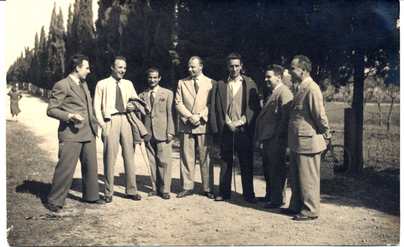 Anno 1958. Sette amici borghigiani si avviano a piedi alla festa a San Giovanni Maggiore. Da sinistra Ezio Coppini, Emilio Barletti detto “naccio”, Mario Capecchi detto “bischerino”, l’Avv. Marcello Vallini, Amilcare Giovannini detto “l’avvocatino”,  Gino Squarcini e Attilio Capitelli detto il ”pitellica”.  
