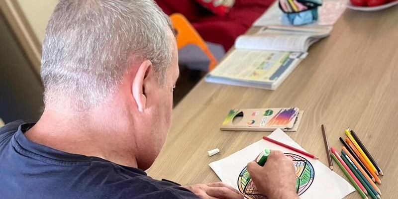 Le belle storie dell'estate: Massimo, malato di Alzheimer va in vacanza seguito da dei professionisti 