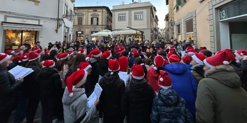 Il concerto di tutti gli alunni nella piazza Cavour 