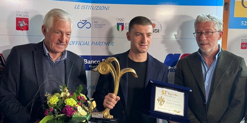 Francesco Moser e Francesco Pancani premiano Giulio Ciccone 