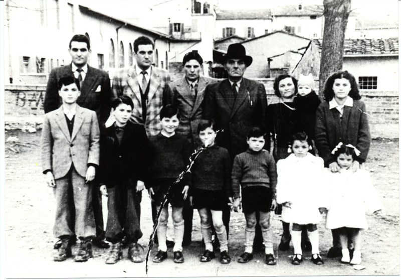 La famiglia Verdi al completo; il padre Fortunato,la madre Adele e   dodici figli. L’ultimo, Sandro nascerà di lì a poco.