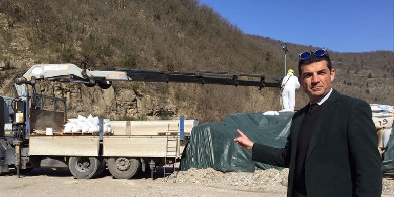 L’assessore Impallomeni alla cava di Paterno in una foto di archivio