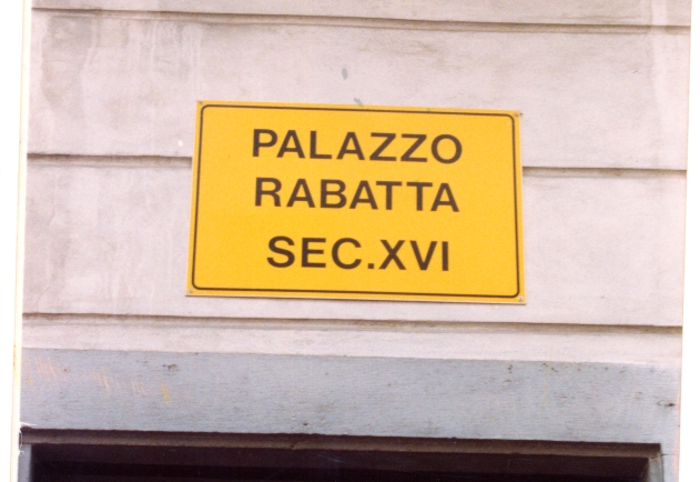 La lapide sulla facciata del  Palazzo  dei Da Rabatta a Gorizia 
