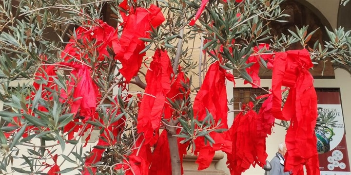 Drappi rossi per il flash mob