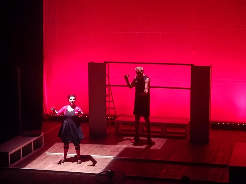 Doppietta sold-out per “la leggenda del pallavolista volante” al Teatro Giotto di Borgo