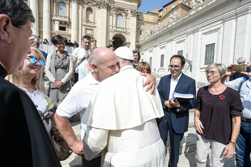 Pietracito che abbraccia Papa Francesco