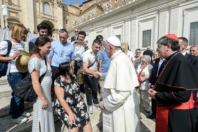 Pietracito che abbraccia Papa Francesco