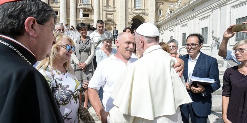 Pietracito che abbraccia Papa Francesco