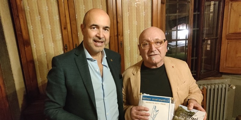 A sinistra il Dott. Pasquale Petrone presidente del Rotary Club Mugello con il dott. Luca Margheri  