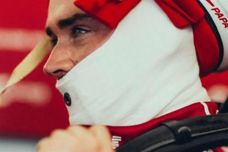 Leclerc e Sainz, da avversari in pista a compagni di viaggio