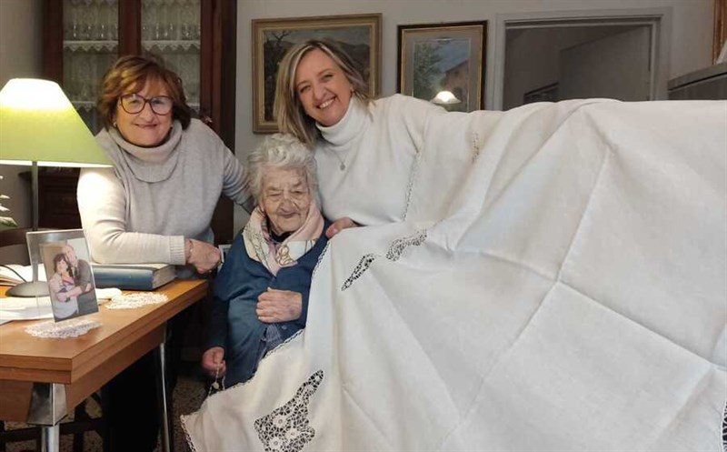 Noemi con le figlie e il "punto Tavarnelle"