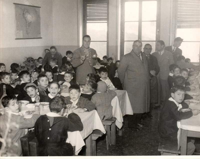 Metà anni ’50 del ‘900. Quartieri signorili al posto delle aule  della mensa scolastica.