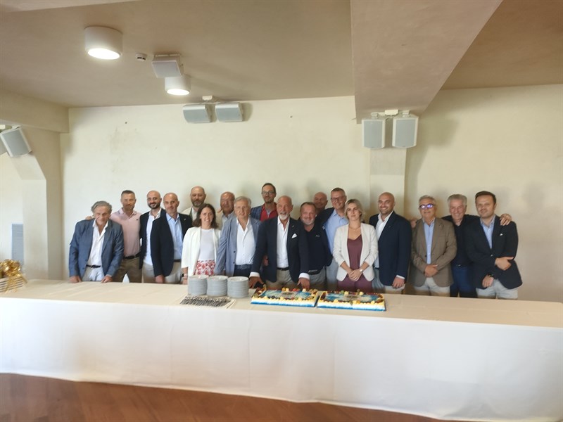 Foto ricordo del gruppo dei soci del Lions Club Mugello 