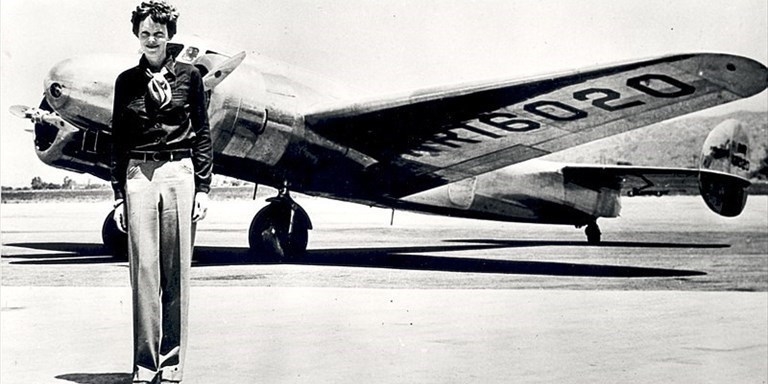1932, Amelia Eahart è la prima donna a trasvolare non stop da costa a costa gli Stati Uniti 