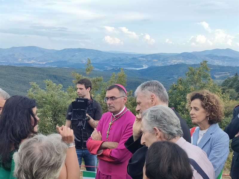 Mons. Gambelli, mentre ascolta le testimonianze  degli abitanti durante la seconda guerra mondiale. 