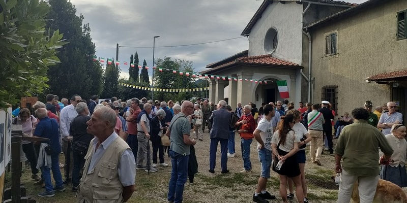 Tante persone davanti alla piccola chiesetta di Santa Lucia allo Stale.