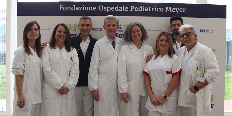 Il team che ha salvato la neonata al Meyer Irccs al centro dottor Biagiotti a fianco prof Morabito 