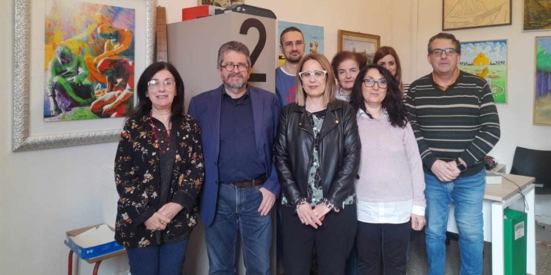 Il sindaco Fossi e la dott.ssa Fantozzi insieme ai dipendenti dell'ufficio polifunzionale 2