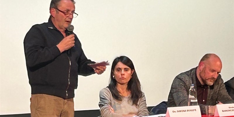 da sx Filippo Ninci, presidente consiglio di frazione, parlamentare Simona Bonafè e sindaco David Baroncelli