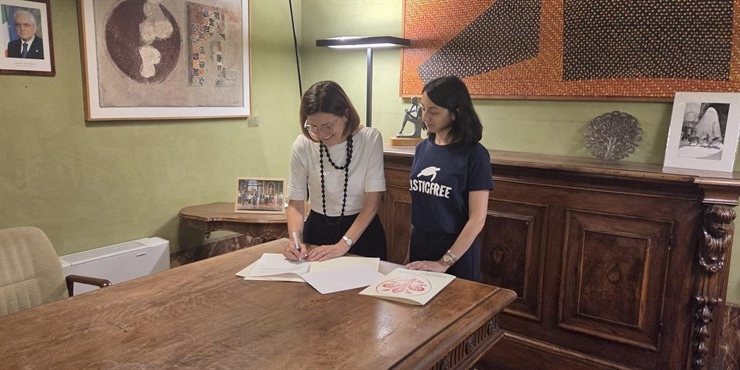 Un momento della firma dell'accordo