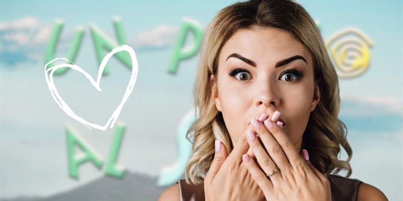 un posto al sole logo donna mani sulla bocca