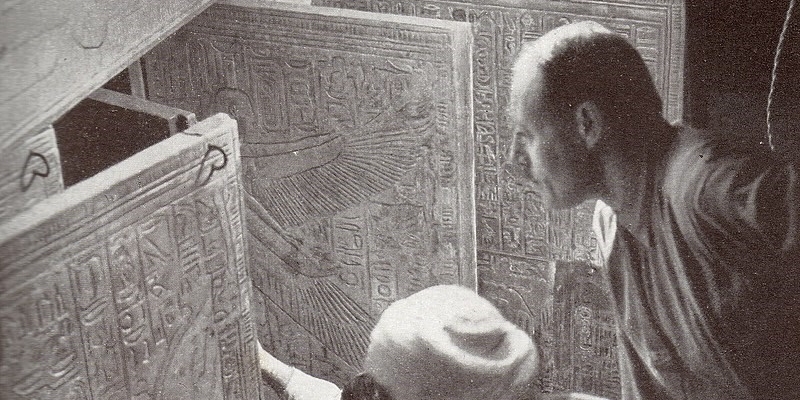 1922, Howard Carter, Arthur Callender e un lavorante egiziano nella camera funeraria, guardano dalle porte aperte della quarta cappella il sarcofago in quarzite. Harry Burton, 1924.