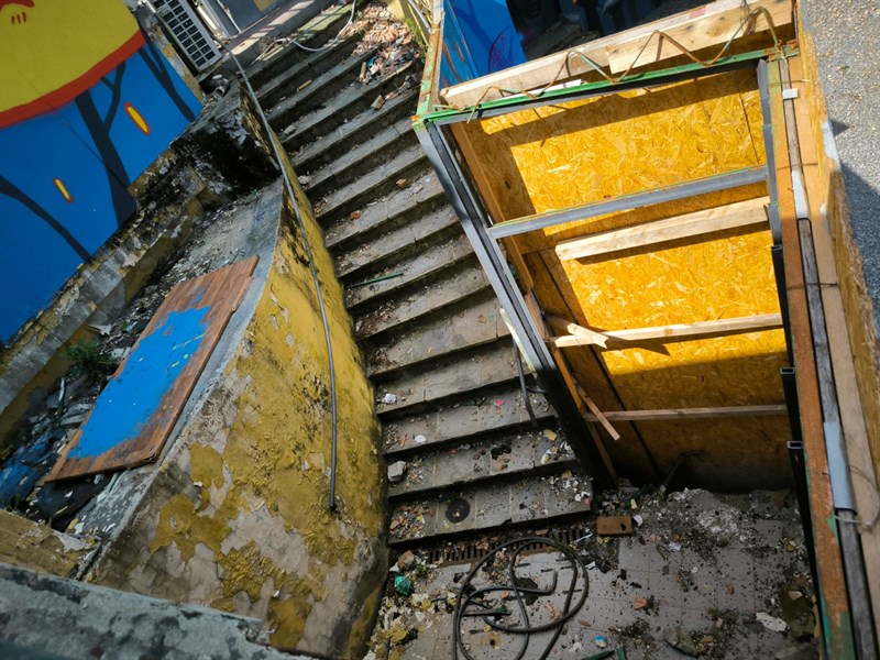 Lo spazio dell'ex ristorante, basta affacciarsi per vedere la desolazione