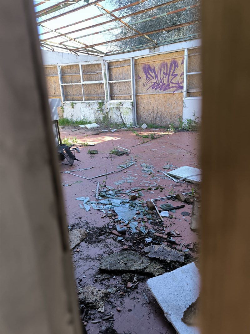 Pannelli divelti ed ex ristorante ri-occupato