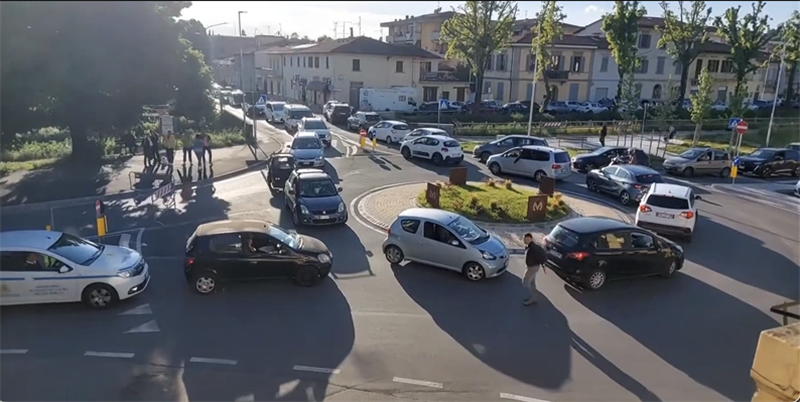 Piazza San Giovanni Bosco al Ponterosso nel caos totale