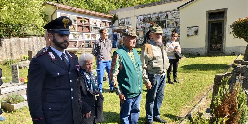 La cerimonia al cimitero