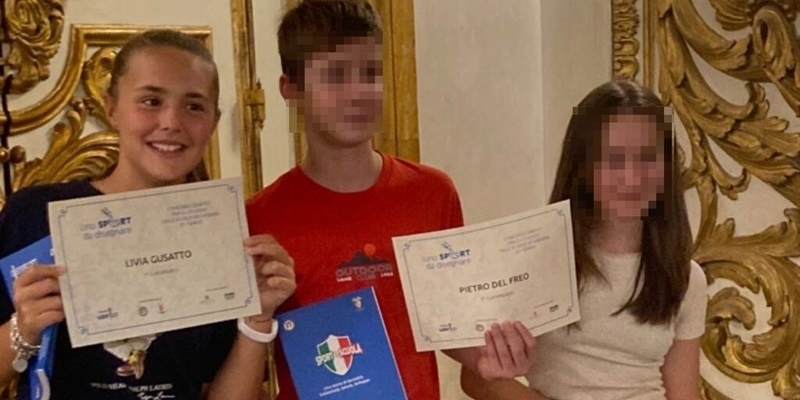 I giovanissimi ragazzi premiati al concorso "Sport e scuola", uno sport da disegnare. A sinistra Livia Gusatto