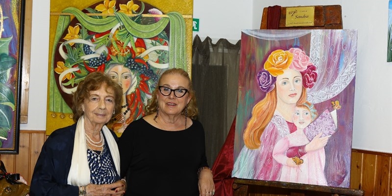 A sinistra Stefania Guerri con la pittrice Sandra Ferroni