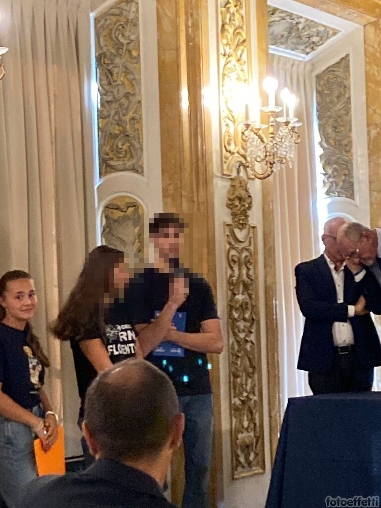 I giovanissimi ragazzi premiati al concorso "Sport e scuola", uno sport da disegnare. A sinistra Livia Gusatto