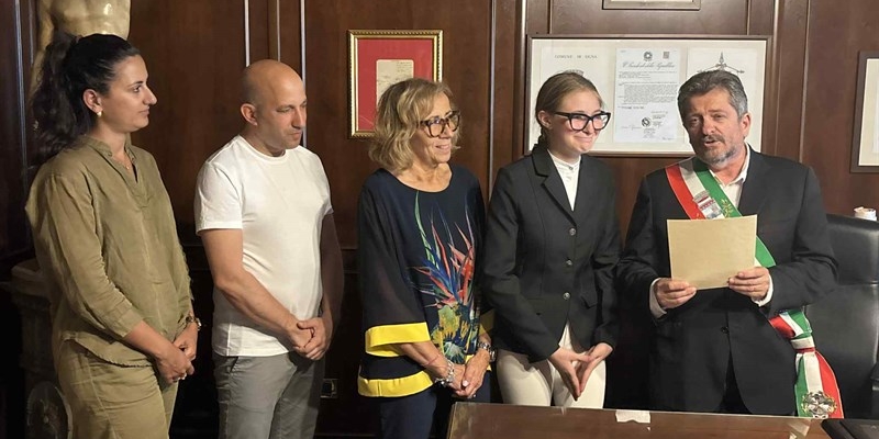 La consegna dell'encomio