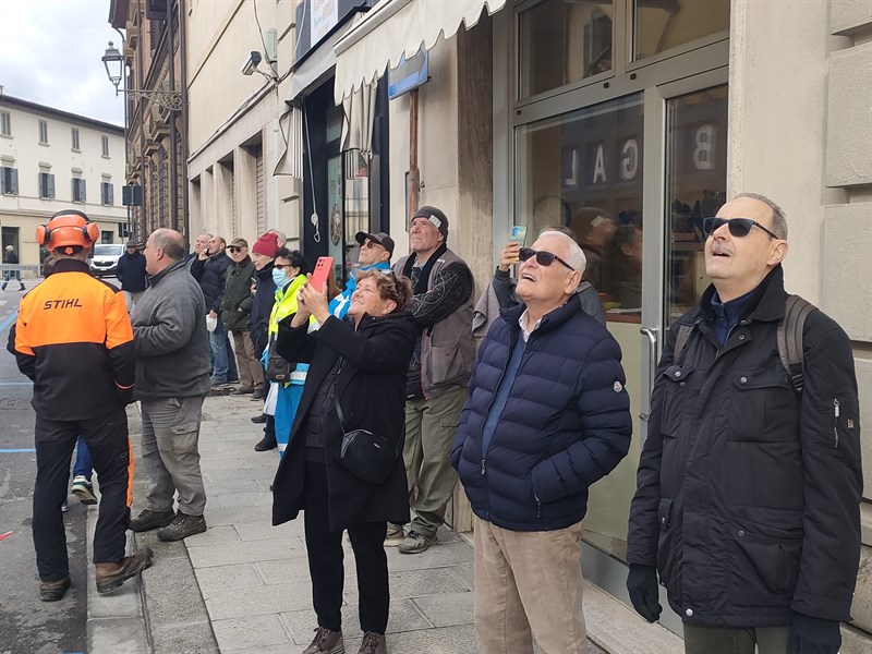 Alcuni presenti durante il taglio