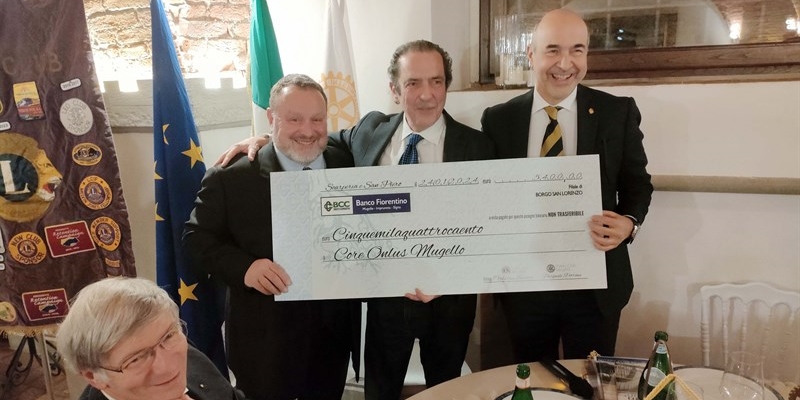 La consegna dell’assegno al dott. Fabrizio Bandini; a sinistra Andrea Barletti presidente del Lions Club e a destra il dott. Pasquale Petrone presidente del Rotary Club. 
