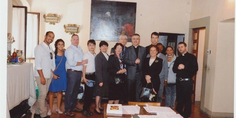 La famiglia Spiegel ricevuta dal Pievano don Maurizio Tagliaferri nella sala della Pieve, dove trovarono rifugio i coniugi Spiegel e i loro figlioletti.