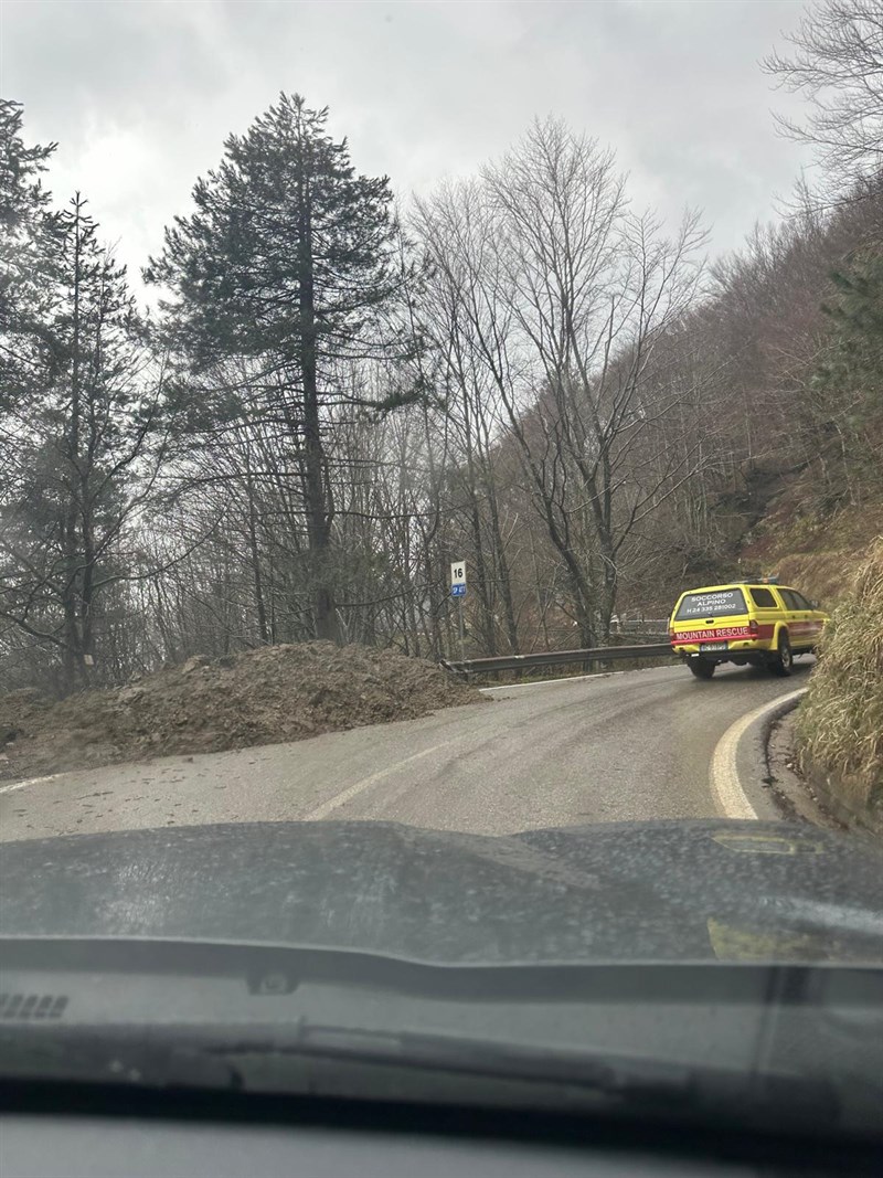 Discarica nascosta lungo il fiume Rovigo, consigliera Noferi in sopralluogo