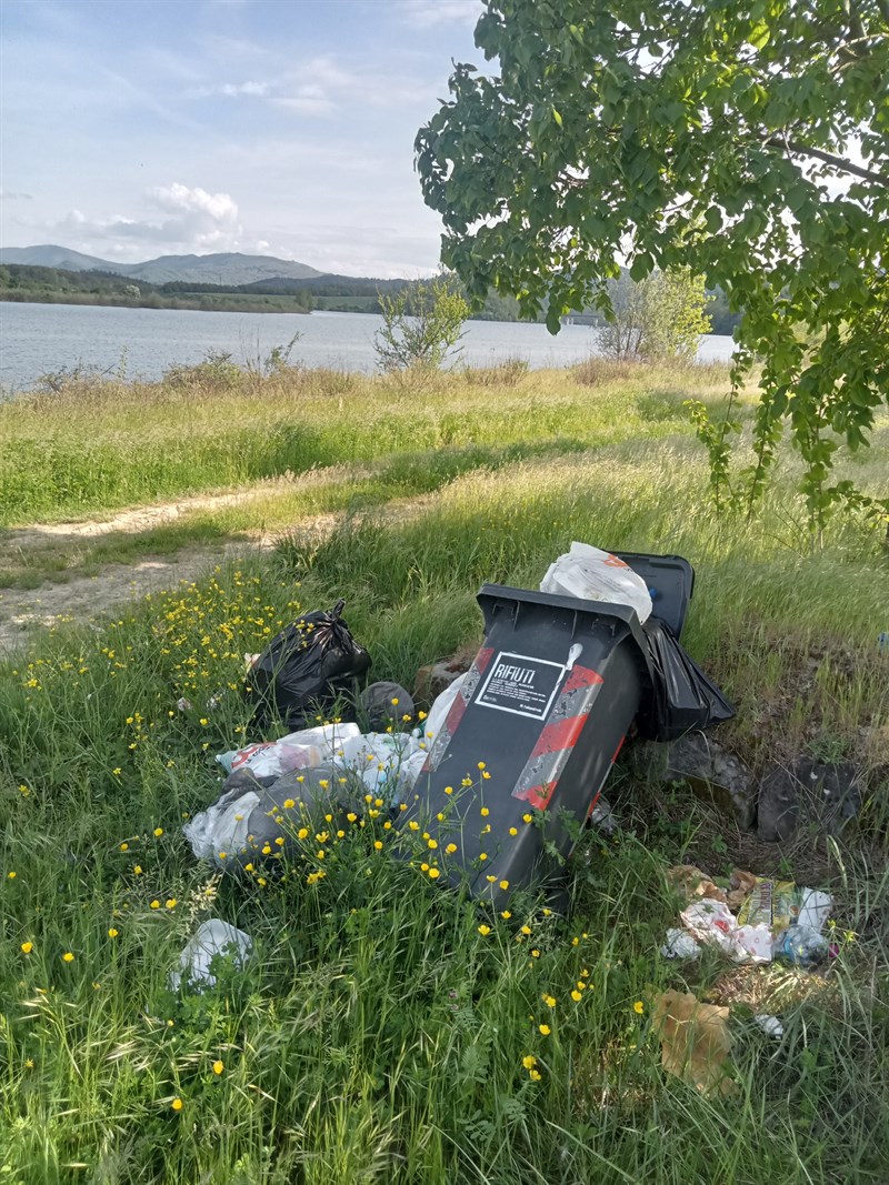 rifiuti lungo il lago di Bilancino