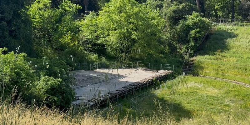 Erba alta e abbandono all'anfitretro delle Cascine