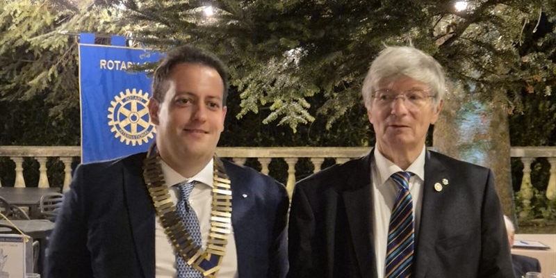 Il passaggio della presidenza fra Giacomo Volpi a sinistra e Giorgio Gomisel.