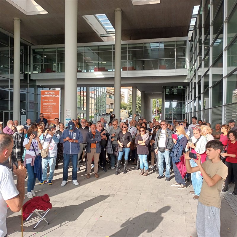 La manifestazione davanti a Careggi