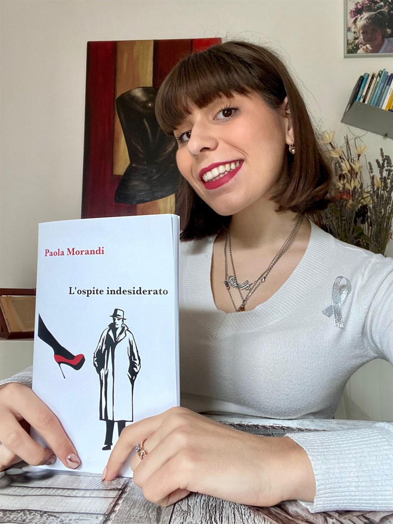 "L'Ospite indesiderato" di Paola Morandi, in foto la figlia Martina con il libro